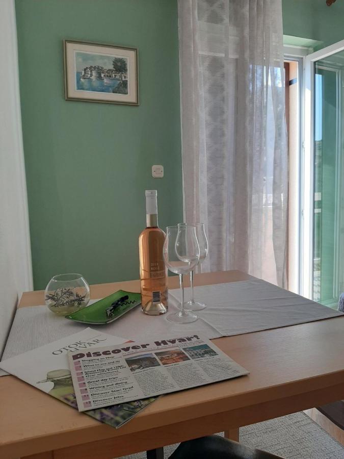 Guest House Zaninovic ฮวาร์ ภายนอก รูปภาพ