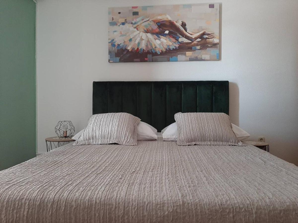 Guest House Zaninovic ฮวาร์ ภายนอก รูปภาพ